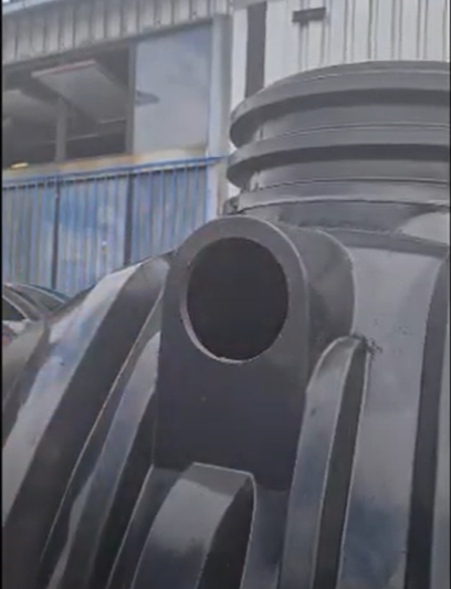 Vrtání a osazování průchodek do plastových nádrží