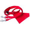 Červené vodítko pro psa s jemným bílým puntíkem.