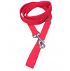 Červené vodítko pro psa s jemným bílým puntíkem.