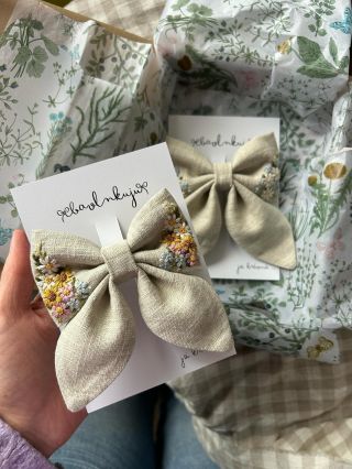 Tak jaký jste tým ? 🌸 Barevná výšivka a menší mašlička Meda a nebo ne tak barevná výšivka a klasická velikost mašličky?...