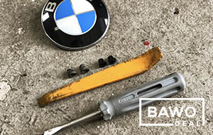 Návod: Výměna znaku BMW na přední kapotě