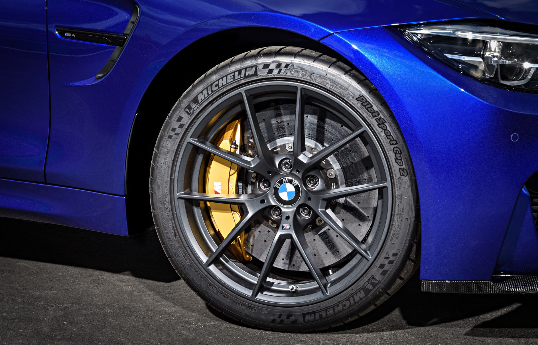 P90251057_highRes_the-new-bmw-m4-cs-04