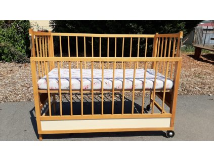 Dětská dřevěná postýlka