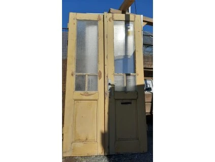 Staré dvoukřídlé dveře vstupní