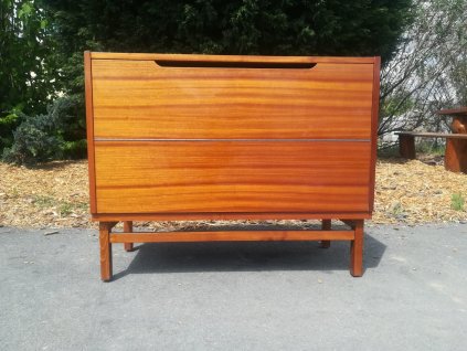 Komoda, peřiňák, prádelník, botník, skříň, skříňka, lesk, Brusel, 70. - 80. léta