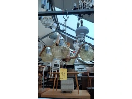 21 Čtyřramenný lustr