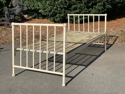 Starožitná Kovová Postel