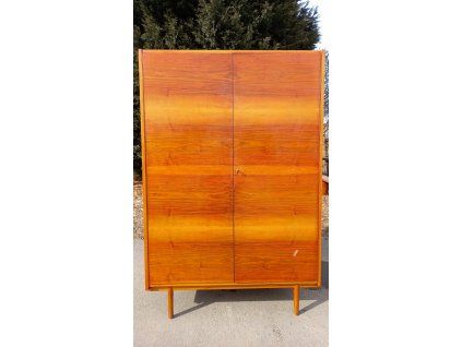 311 Šatní skříň