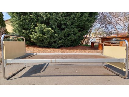 Chromová postel funkcionalismus