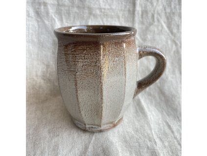 Hrnek hnědý