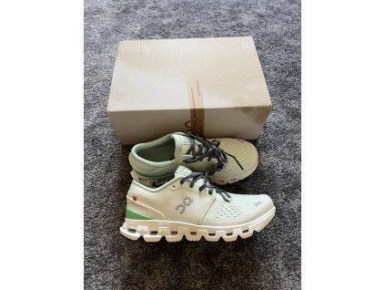 On Running, model Cloud X4, velikost 37,5