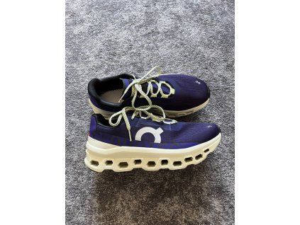On Running, model Cloudmonster, velikost 42,5