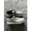 On Running, model Cloud 5 WP, velikost 38,5