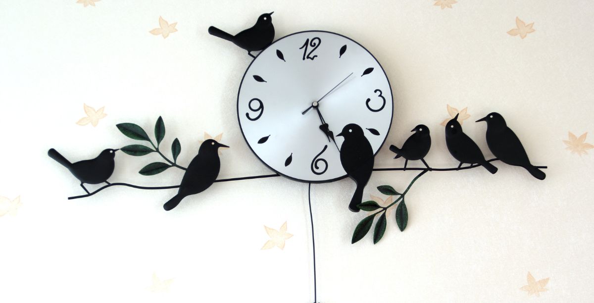 Toužíte po elegantních nástěnných hodinách? Zvolte kovové černé hodiny!