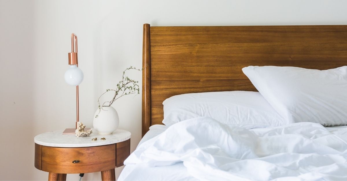 Pořiďte si do ložnice stylové noční stolky