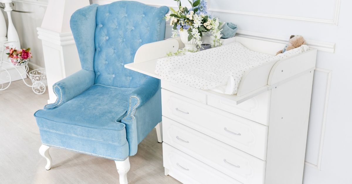 Jak vyrobit přebalovací pult z jakékoli komody