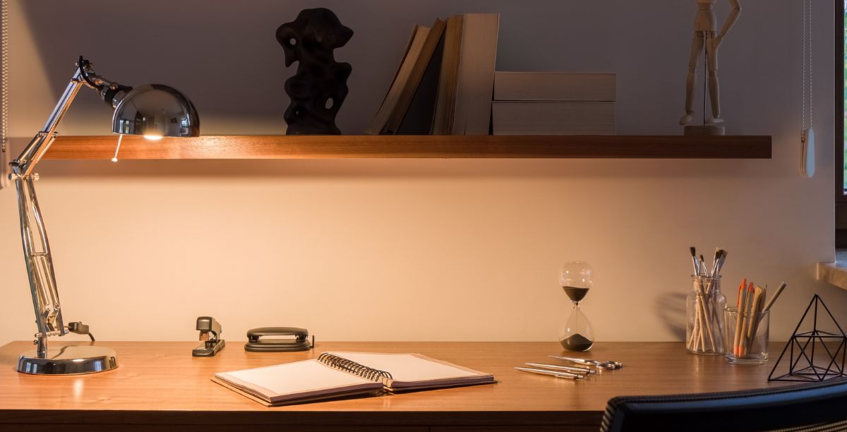 Stůl do pracovny nemusí vypadat obyčejně