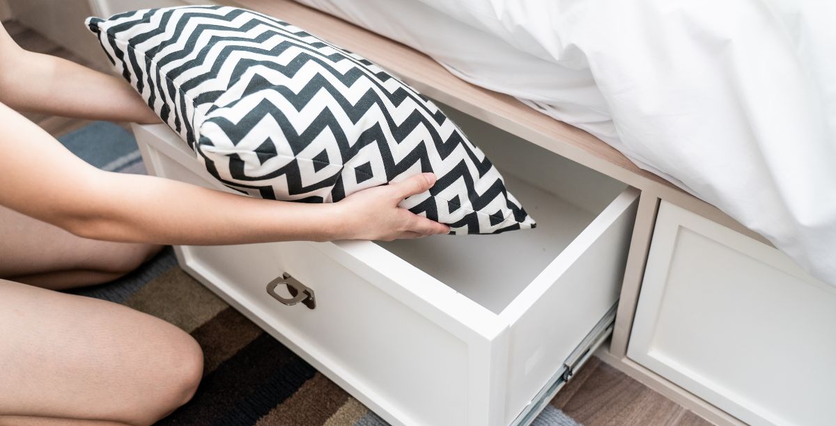 Objevte výhody úložných boxů a zásuvek pod postel