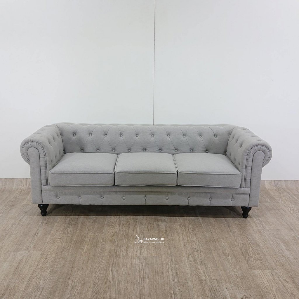 Čalouněná světle šedá vintage pohovka - CHESTERFIELD