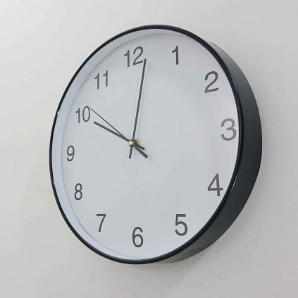 Černo-bílé nástěnné hodiny o 30,5 cm - Dakls