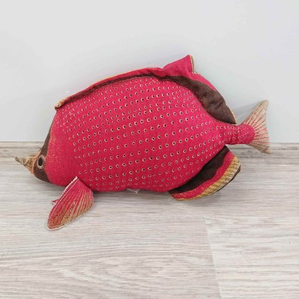 Dekorativní polštář Shape Fish Dots Red 33×62 cm Kare
