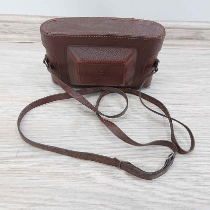 Starý fotoaparát v pouzdře