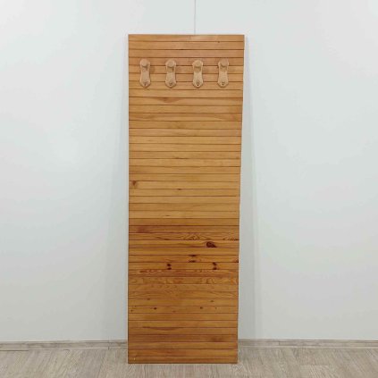 Dřevěný nástěnný věšák 65x190 cm