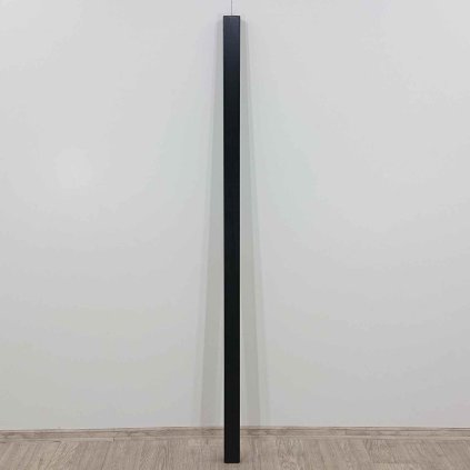 Černý dřevěný hranol 185 cm