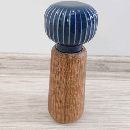 Mlýnek z dubového dřeva na koření s modrým detailem Kähler Design Hammershoi, 17,5 cm