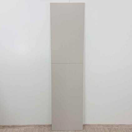 Světle šedá masivní nábytková dvířka levá 47x186 cm