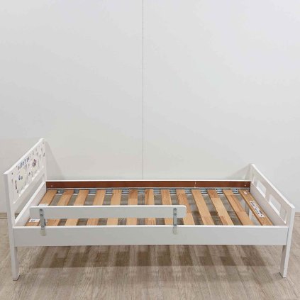 Bílá dětská postel Ikea Kritter s roštem a zábranou