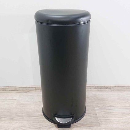 Černý pedálový odpadkový koš 30l Leman Wenko
