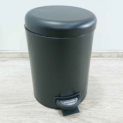 Černý pedálový odpadkový koš 3l Leman Wenko