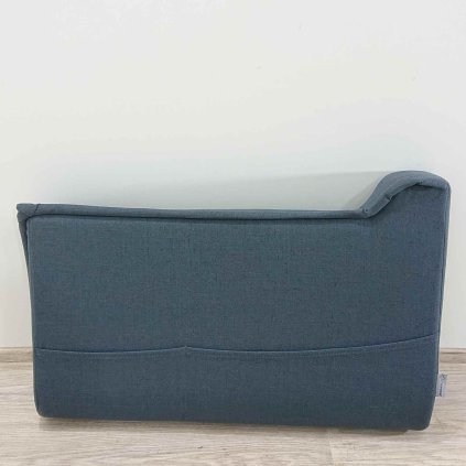 Tmavě modrá područka k pohovce s kapsou Miuform