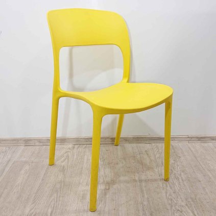 Žlutá plastová jídelní židle