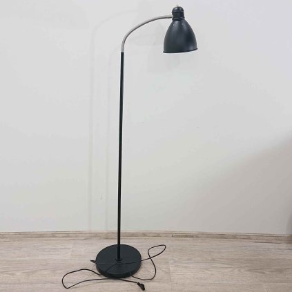 Černá stojací lampa Nitta Markslöjd