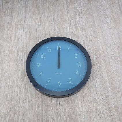 Modré nástěnné hodiny z jedlového dřeva Karlsson Dainty