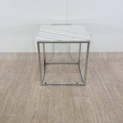 Bílý mramorový odkládací stolek s chromovaným podnožím RGE Accent, šířka 50 cm