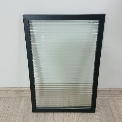 Prosklená dvířka v kovovém rámu