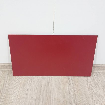 Červené čelo zásuvky