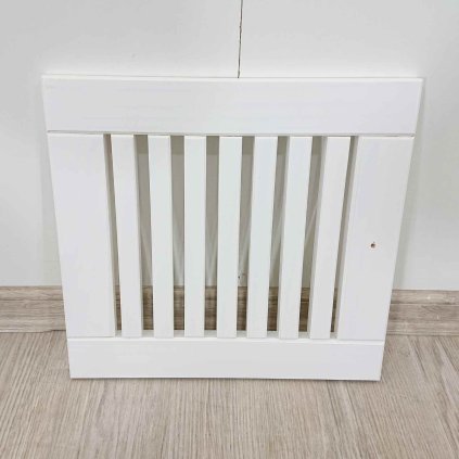 Bílá dřevěná dvířka s mřížkou