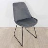Šedá jídelní židle s černým podnožím
