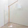 Bílá stojací lampa Izar Kave Home