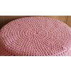 Ručně háčkovaný puf růžový 2