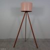 Stojací lampa se světle růžovým stínítke