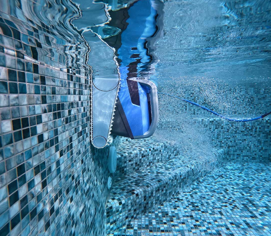 Robotický vysávač bazénov Maytronics Dolphin M550 pre čistý bazén