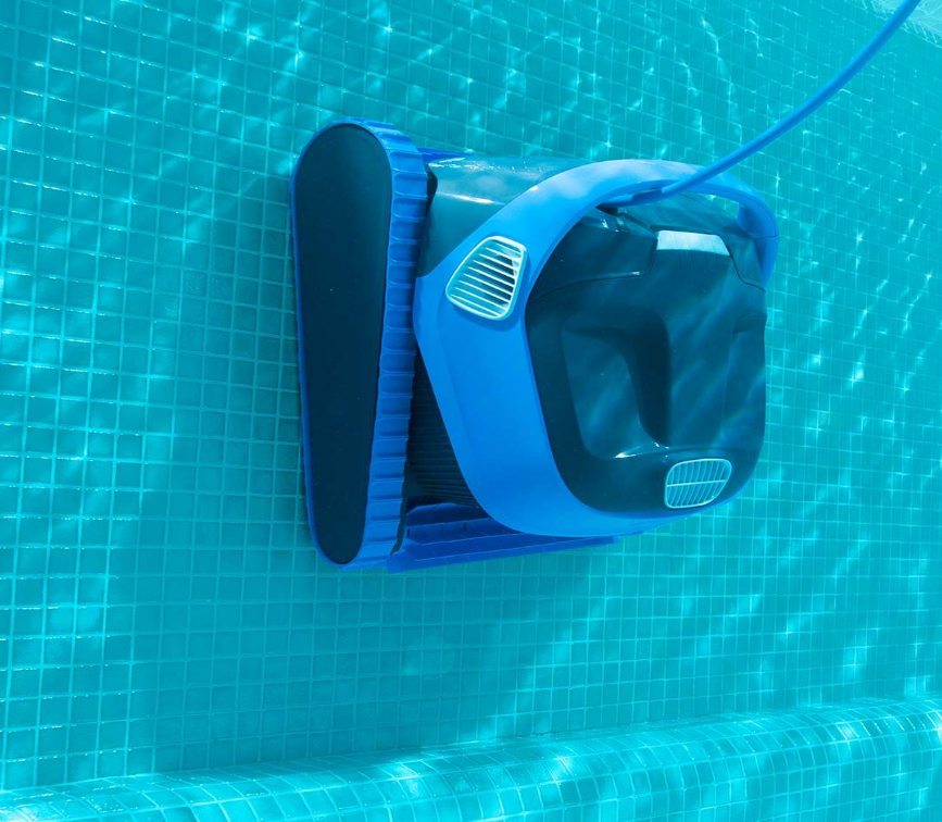 Robotický vysávač bazénov Maytronics Dolphin S400 IOT v akcii
