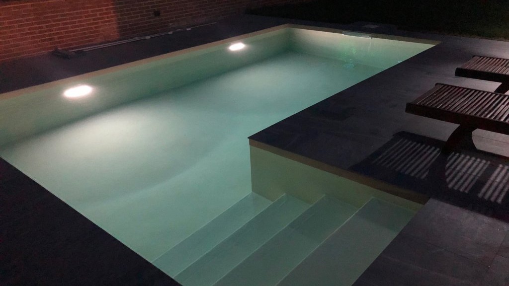 Úsporná solární nalepovací a magnetická svítidla do bazénu