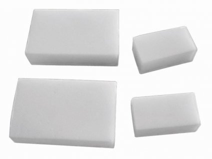 Ein Schwamm, um die Ränder des Pools und der Pooling -Linie zu reinigen