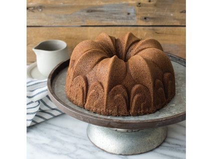 Forma na bábovku Nordic Ware Lilie, měděná, 2,4 l